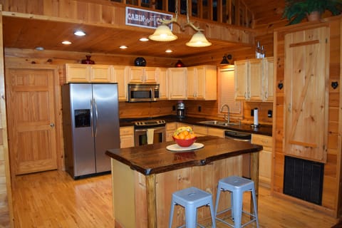 KITCHEN - Large with Island and Xtra work space!