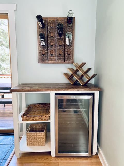 Beverage refrigerator