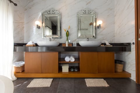 3 BR BDAMAI Modern Villa Seminyak