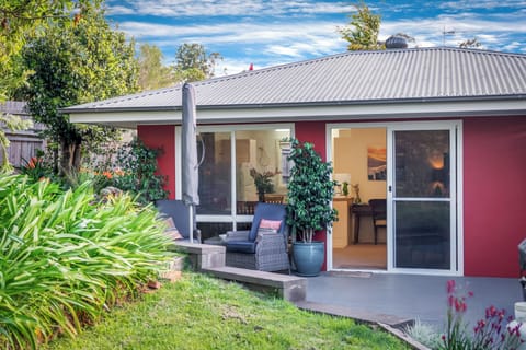 Milton Village Retreat - private and peaceful