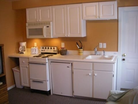 You can keep your vacation inexpensive with Lakeview's full-service kitchen.