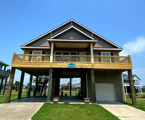 Front facing street and beach.
