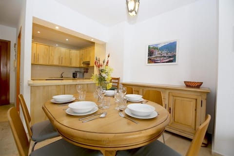 Dining area next to the kitchen with space for five guests