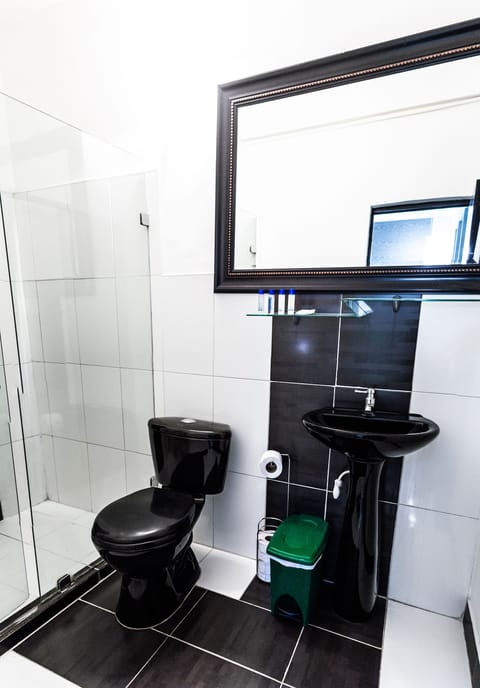 Private Bathroom of the Bedroom #2