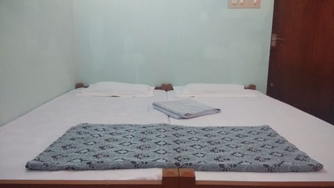 Double bed to accommodate two adults