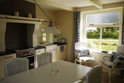 Kitchen with gourmet corner