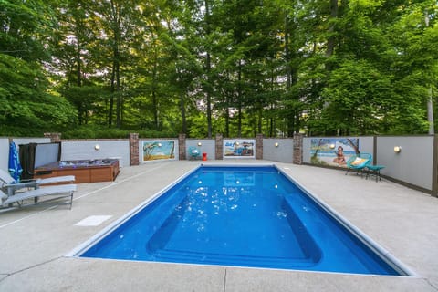 Heated pool (no extra charge) and hot tub
