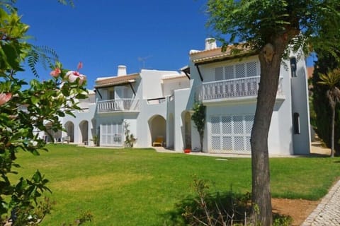 Such a pretty apartment. South Facing & lovely gardens right on your door step.