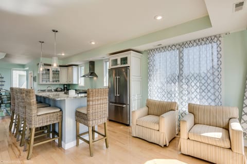 Create memories in the spacious & sunny second floor with lake Michigan breezes