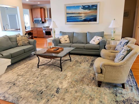 421 SHOR Living Area