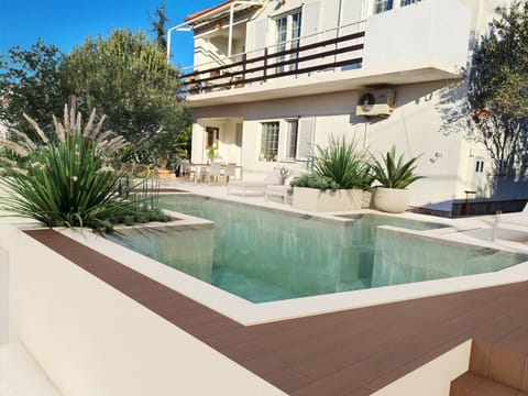 Apartment "Sarah" - one apartment house with pool