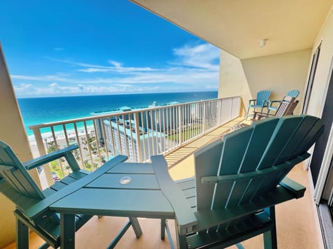 25' Balcony overlooking the beautiful gulf coast. Seating for 6