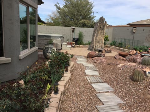 What’s behind the tree? Outdoor shower ;)
Tree is hollow 🥱