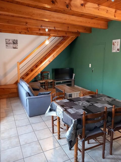 LE-GITE-DE-NADINE-Salon-TV