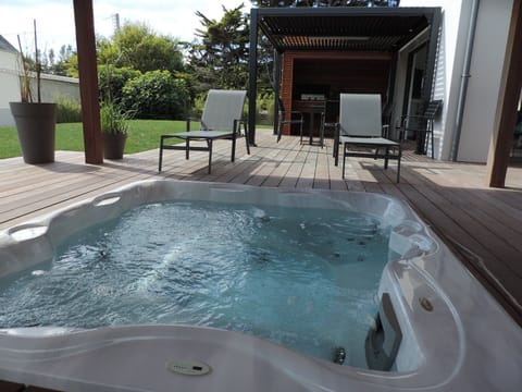 Outdoor spa tub