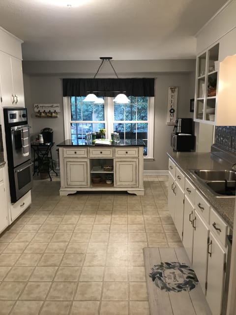 Large Kitchen w/Island