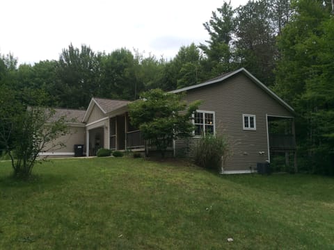 Private 3 bedroom duplex in wooded  country setting near I196.