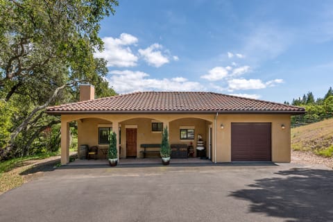 Large casita in the vineyard looks out over the vines just steps away!