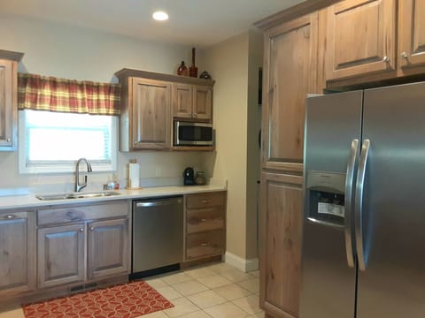 Incl: microwave, toaster, blender, Keurig/reg drip coffee pots, crockpot