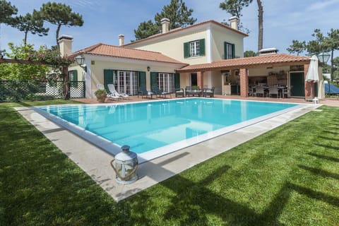 Private pool and sun terrace — Villa Gerbera, holiday villa in Herdade de Aroeira
