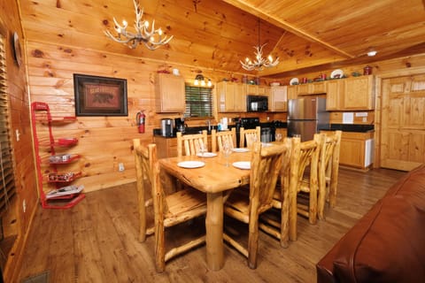 Smoky Mountain Log Cabin "Bearadise Mountain Lodge" - Dining area