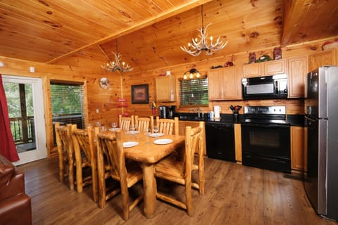 Log Cabin in the Smokies "Bearadise Mountain Lodge" - Dining area and kitchen