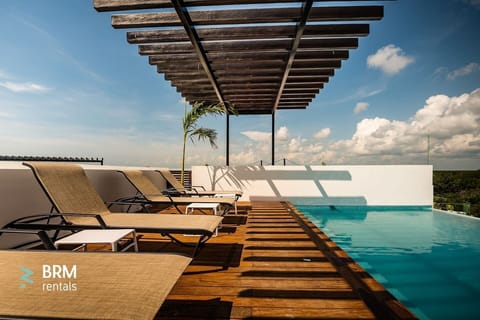 Rooftop infinity pool. jungle view