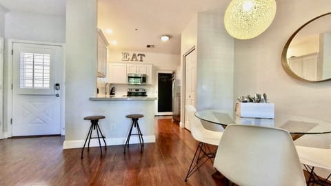 Breakfast island and dinning room for 4