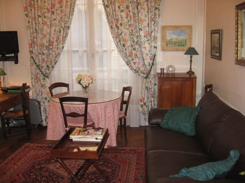 Living room/high ceilings, french antiques