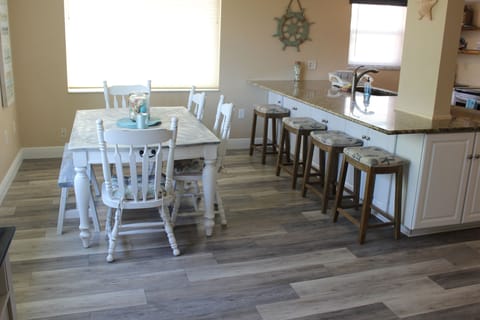 Eating area and breakfast bar