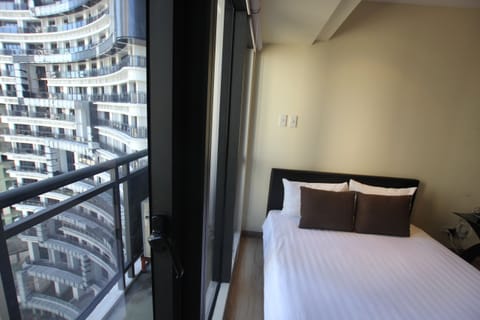 Great View - Studio @ Knightsbridge 1606