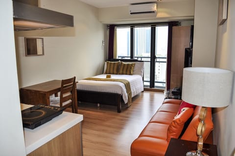Roomy Studio Unit @ Knightsbridge 1718