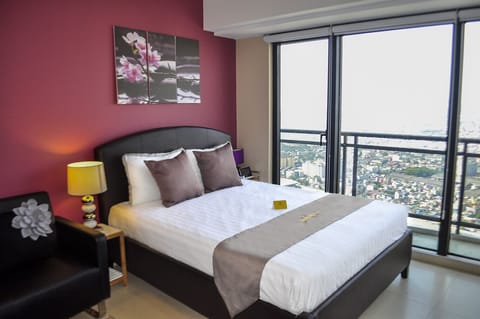 "Modern" Studio Unit @Knightsbridge 5623
