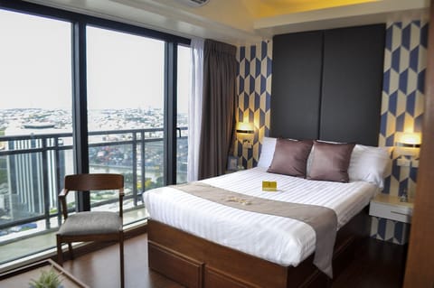 "Modern" Studio Unit @Knightsbridge 3712