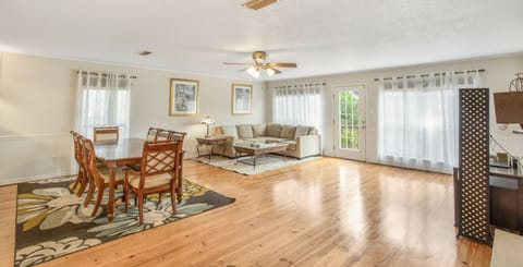 Living room (second floor)