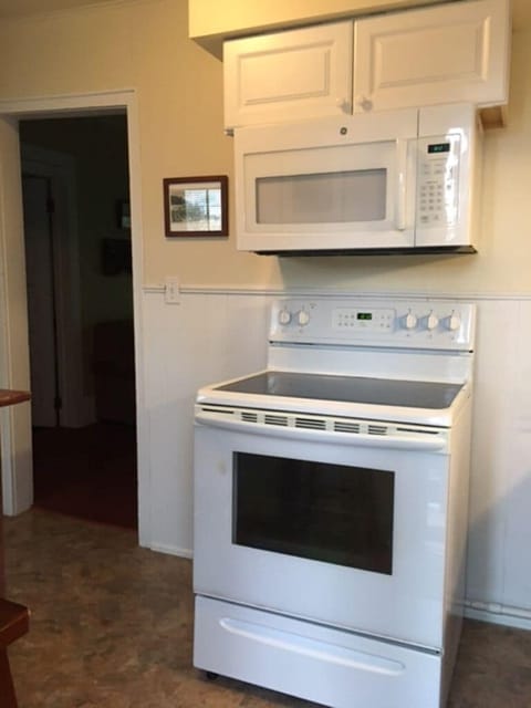 Microwave and electric stove in Sandune kitchen.