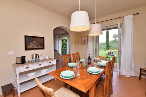 La Ginestra's kitchen with a view onto the garden and living room