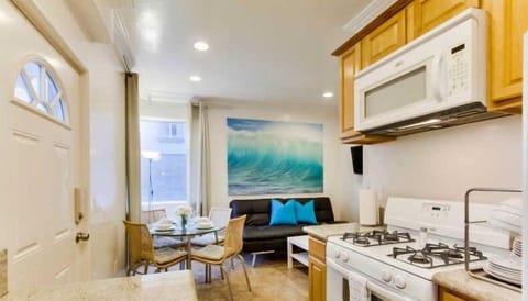 Surf Stars Studio Dinnete set with full ocean view