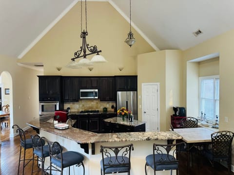 Chef’s Kitchen – Granite Counters, Premium Appliances & Seating for 8