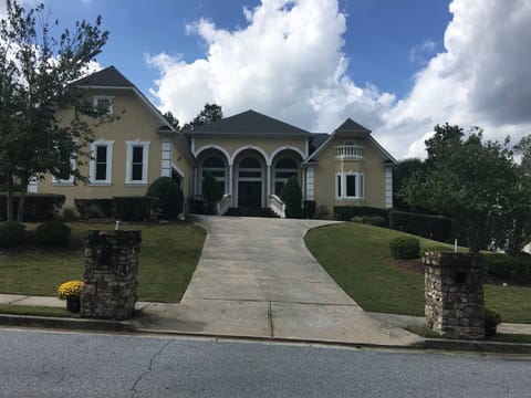 Spacious Driveway – Elegant Welcome & Ample Parking