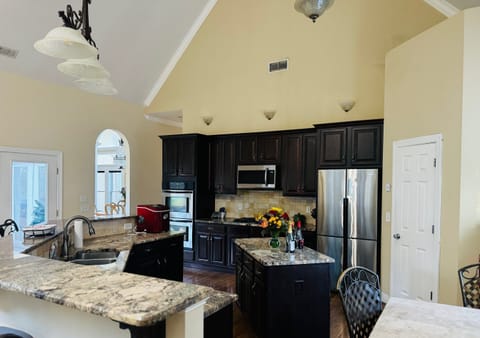 Gourmet Kitchen – Granite Counters & Stainless Steel Style