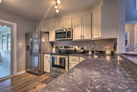 Kitchen | Breakfast Bar | Toaster | Trash Bags & Paper Towels