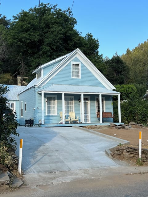 New 3-car driveway poured in 2024, house was freshly painted in 2023!