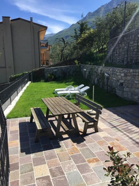 Garden with dining area, deck chairs and umbrella, on the first floor for the exclusive use of apartment n.2