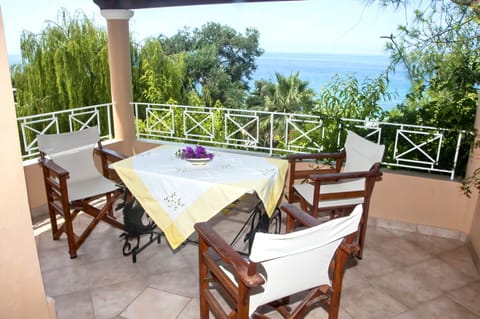 for max. 4-5 persons on the 1st floor with covered terrace and sea view