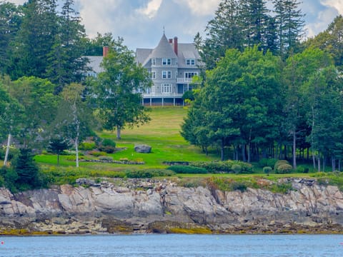 OCEANFRONT CONDO IN VICTORIAN MANOR MANOR HOUSE -FANTASTIC OCEAN VIEWS!