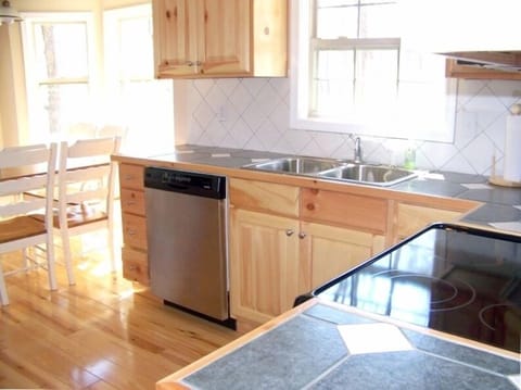 kitchen/breakfast area