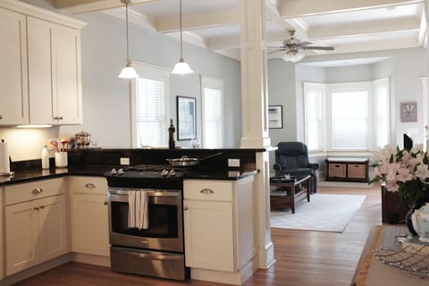 Gourmet Kitchen with granite countertop and gas cook!