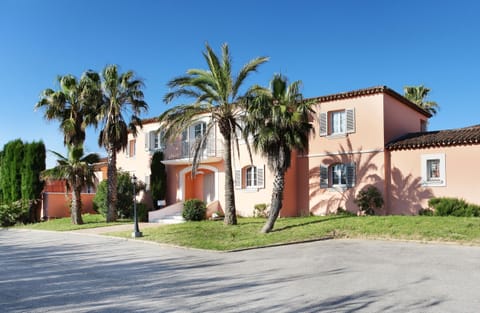 Enjoy free TV and the possibility of breakfast service!