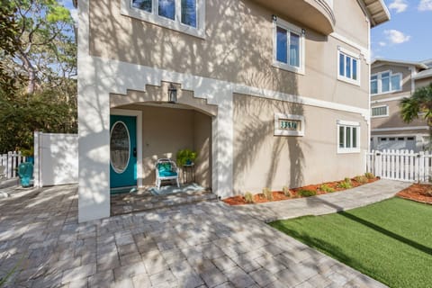 3351 A First Avenue Front Entry